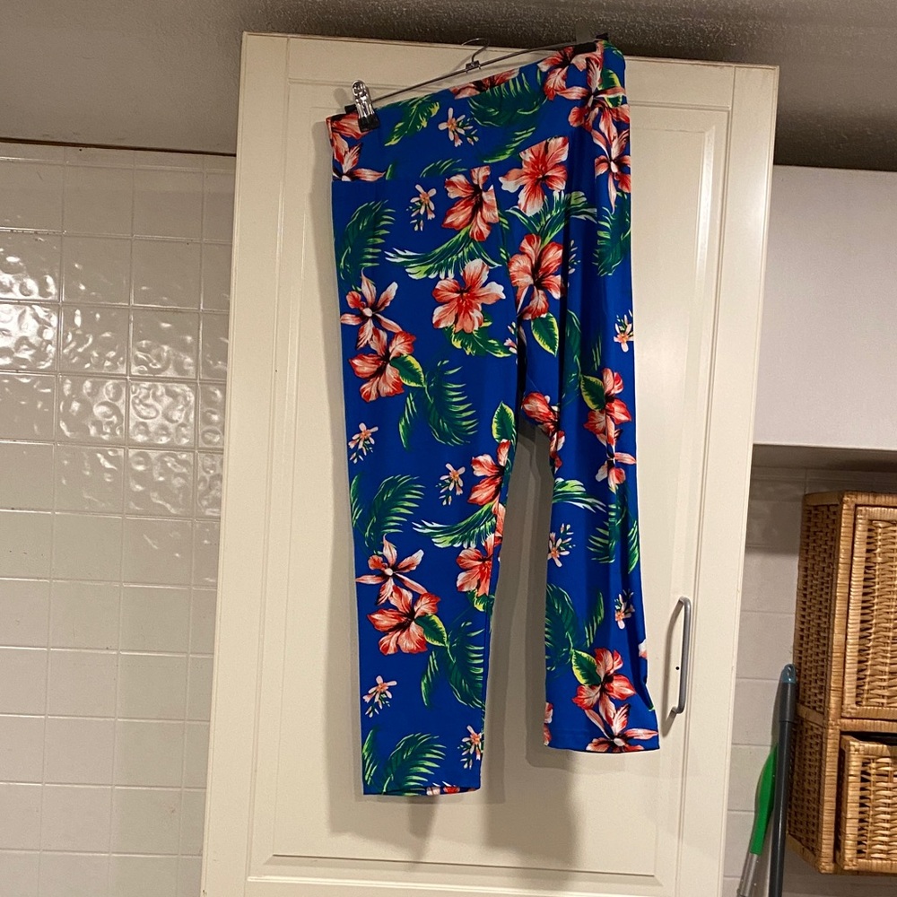 EUC No Boundaries Blue Floral Leggings size large